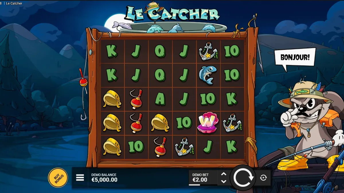 Rakun angler sedang memancing di malam hari dalam slot Le Catcher